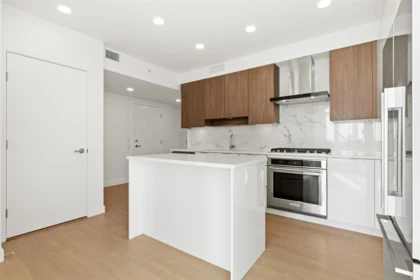 404 7683 Park Crescent, Burnaby, BC, Burnaby — Apartment/Condo for sale