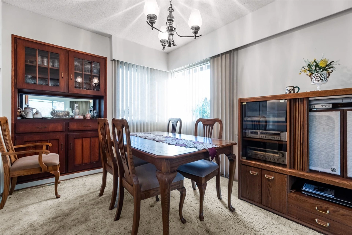 Breakfast Nook Photo of 1518 Parker Place, White Rock, BC