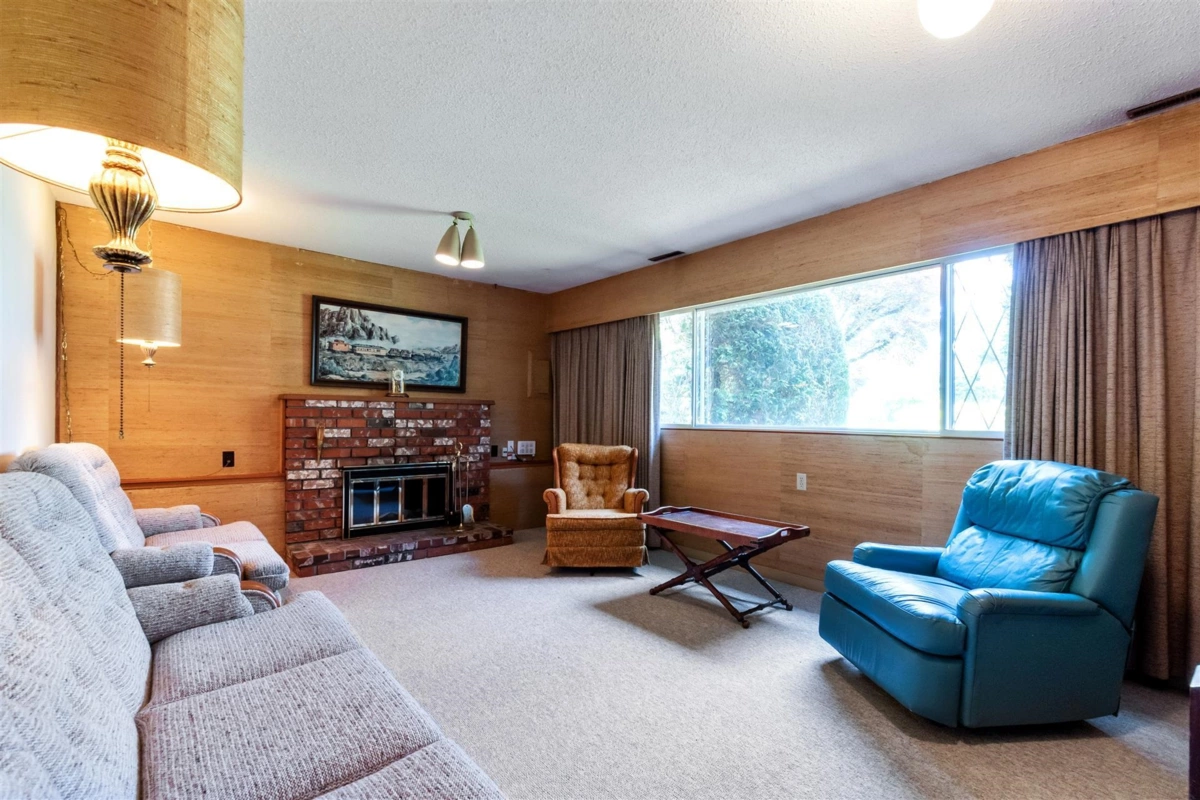 Entry Foyer Photo of 1518 Parker Place, White Rock, BC