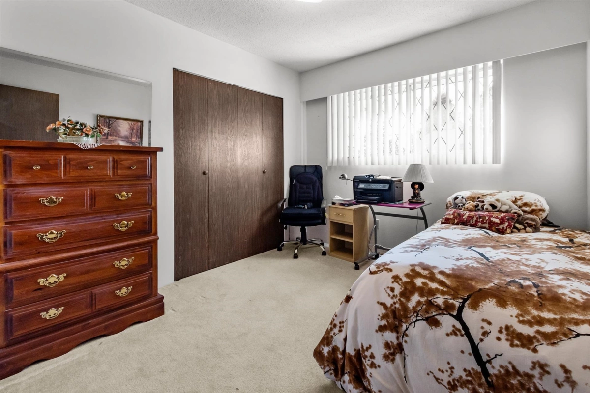 Powder Room Photo of 1518 Parker Place, White Rock, BC