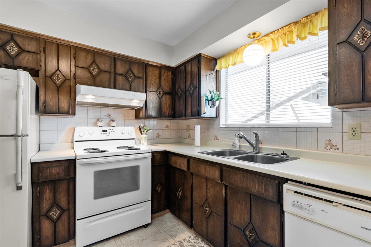 Primary Bathroom Photo of 1518 Parker Place, White Rock, BC