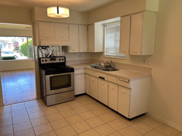 Kitchen Island Photo of 8427- 8431 Shaughnessy Street, Vancouver, BC
