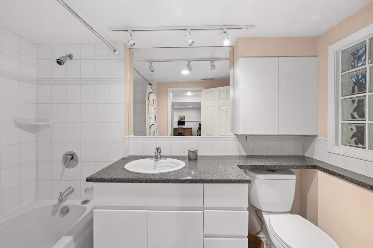 Garden / Landscaping Photo of 723 E 4th Street, North Vancouver, BC