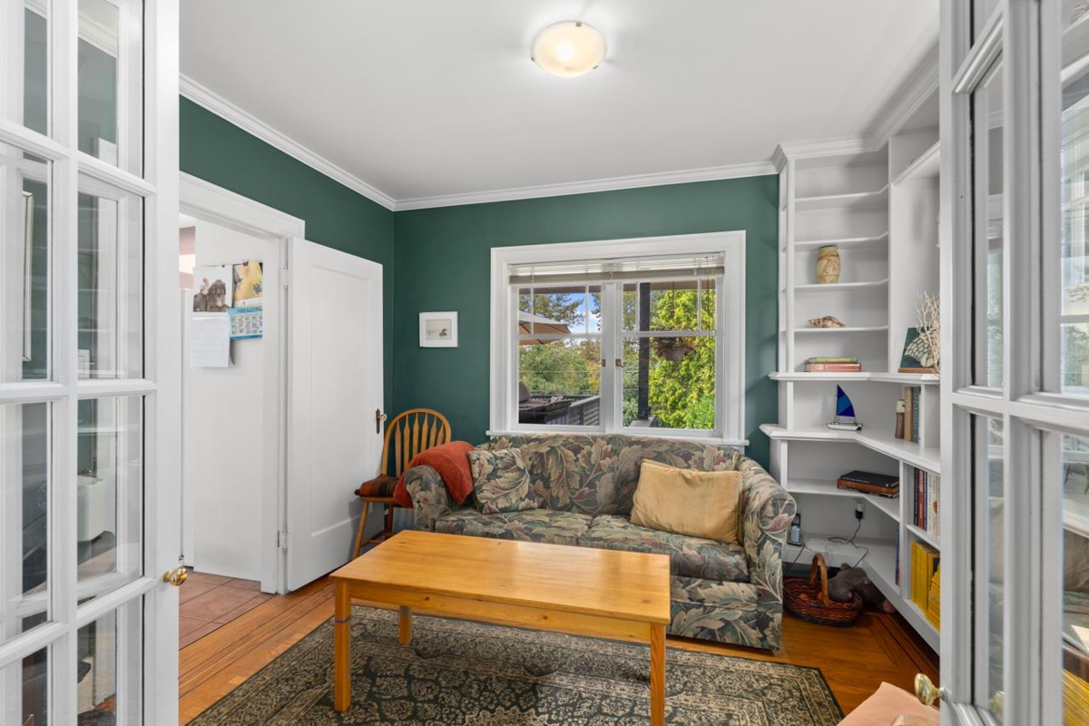 Kitchen Island Photo of 723 E 4th Street, North Vancouver, BC
