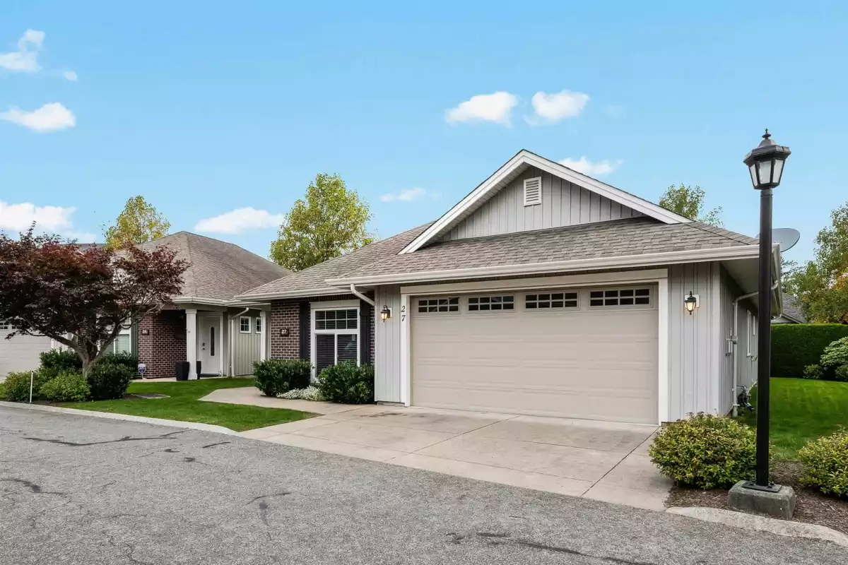 Kitchen Island Photo of 27 45824 Stevenson Road, Chilliwack, BC