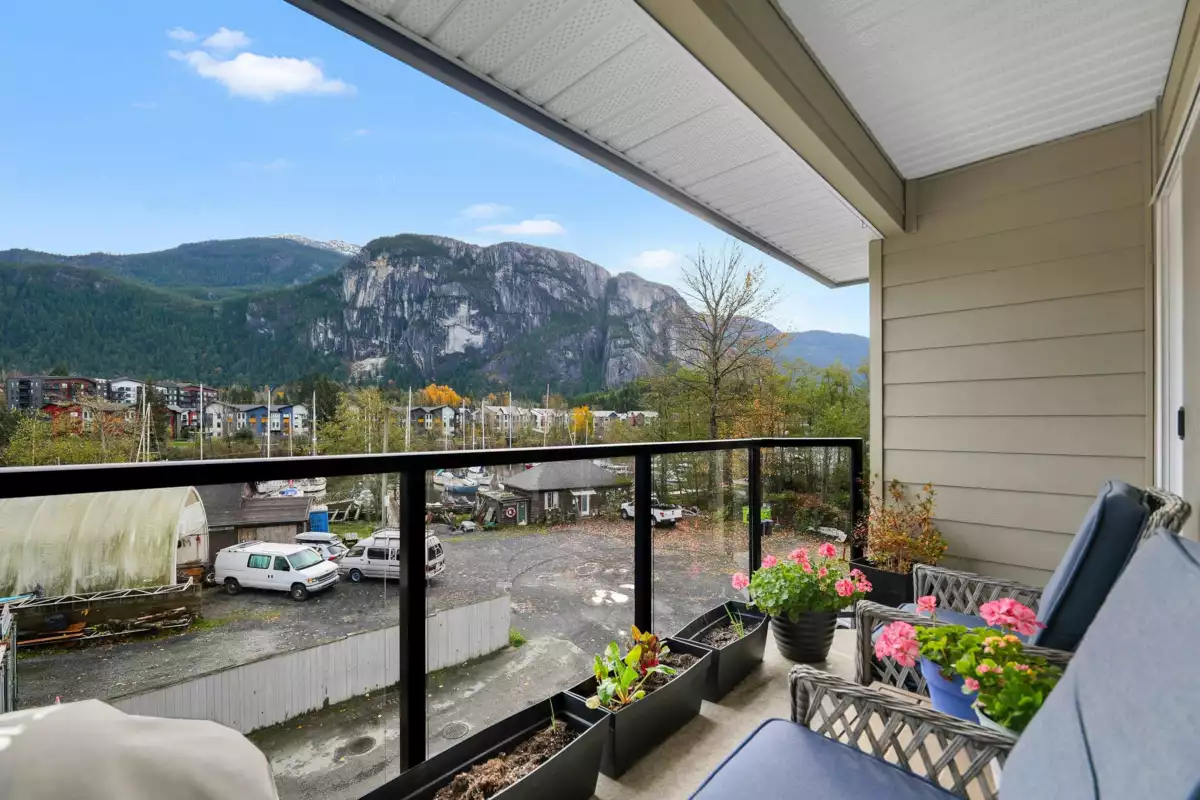 Dining Area Photo of 301 1466 Pemberton Avenue, Squamish, BC