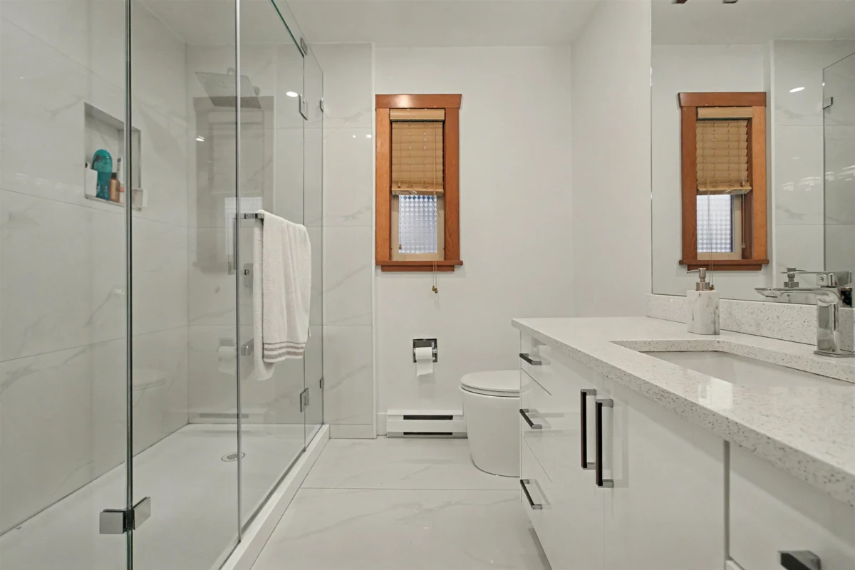 Garden / Landscaping Photo of 1112 Stevens Street, White Rock, BC