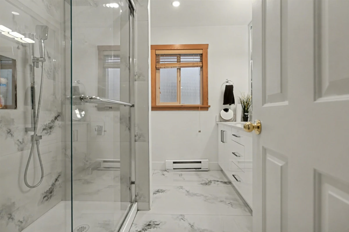 Hallway Photo of 1112 Stevens Street, White Rock, BC