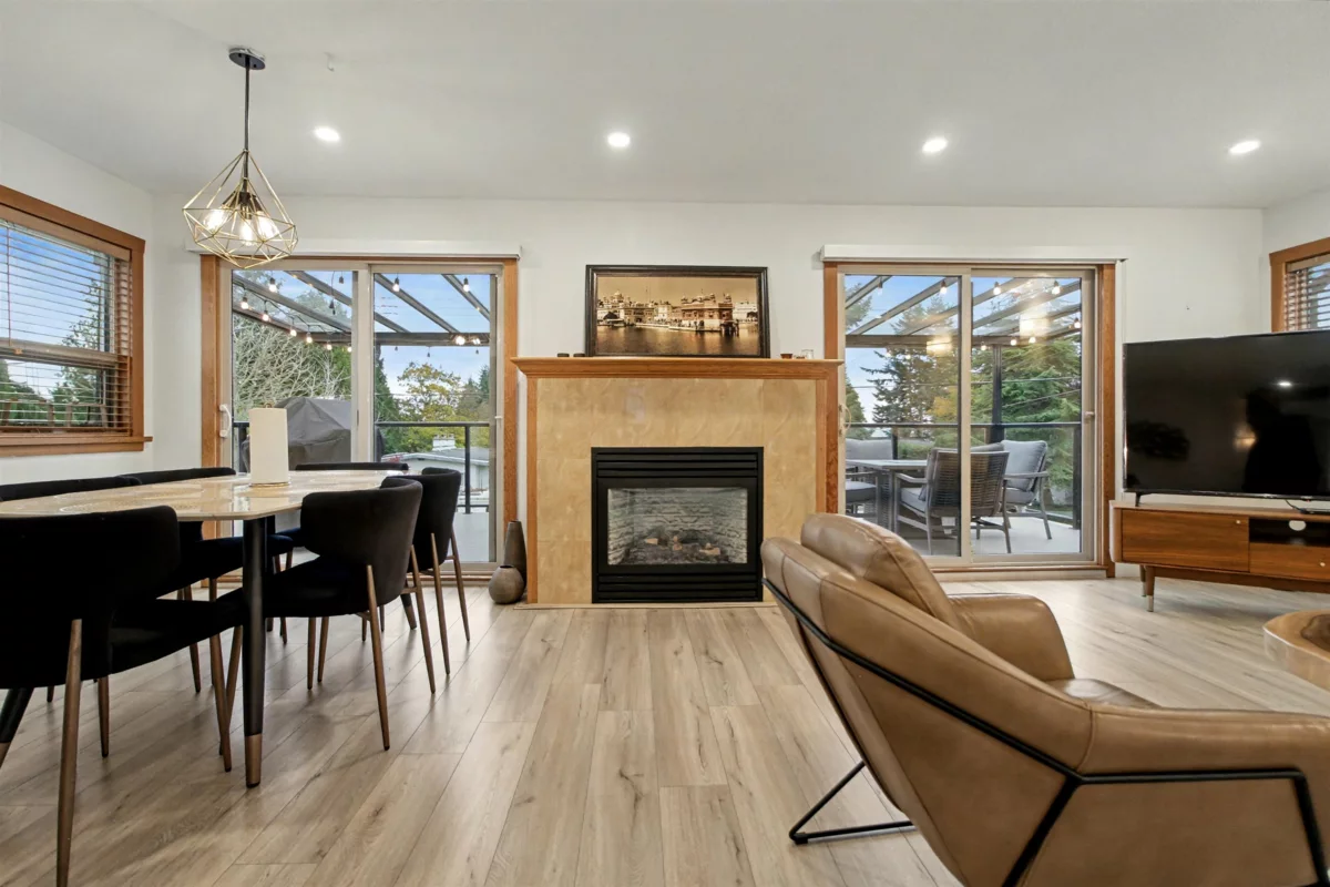 Kitchen Island Photo of 1112 Stevens Street, White Rock, BC
