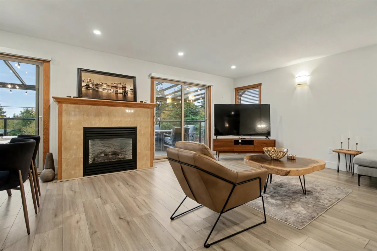 Kitchen Photo of 1112 Stevens Street, White Rock, BC