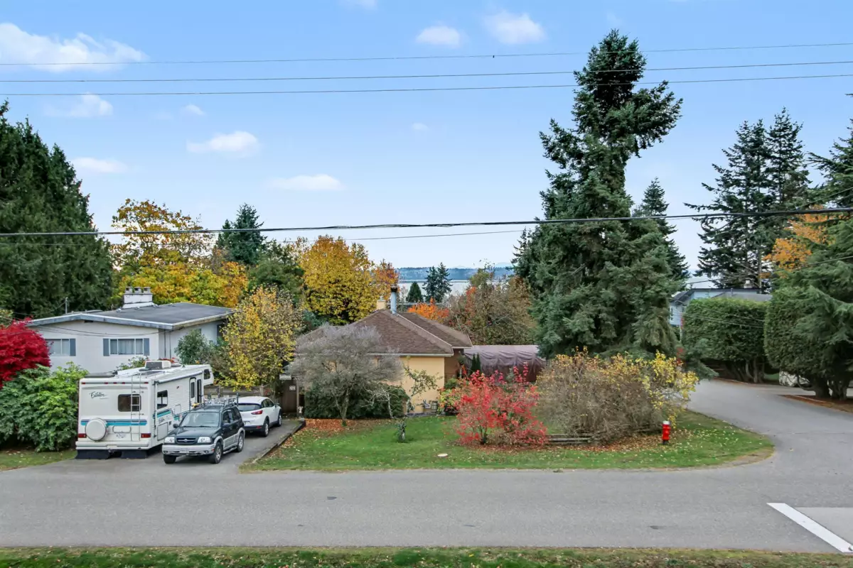 Powder Room Photo of 1112 Stevens Street, White Rock, BC