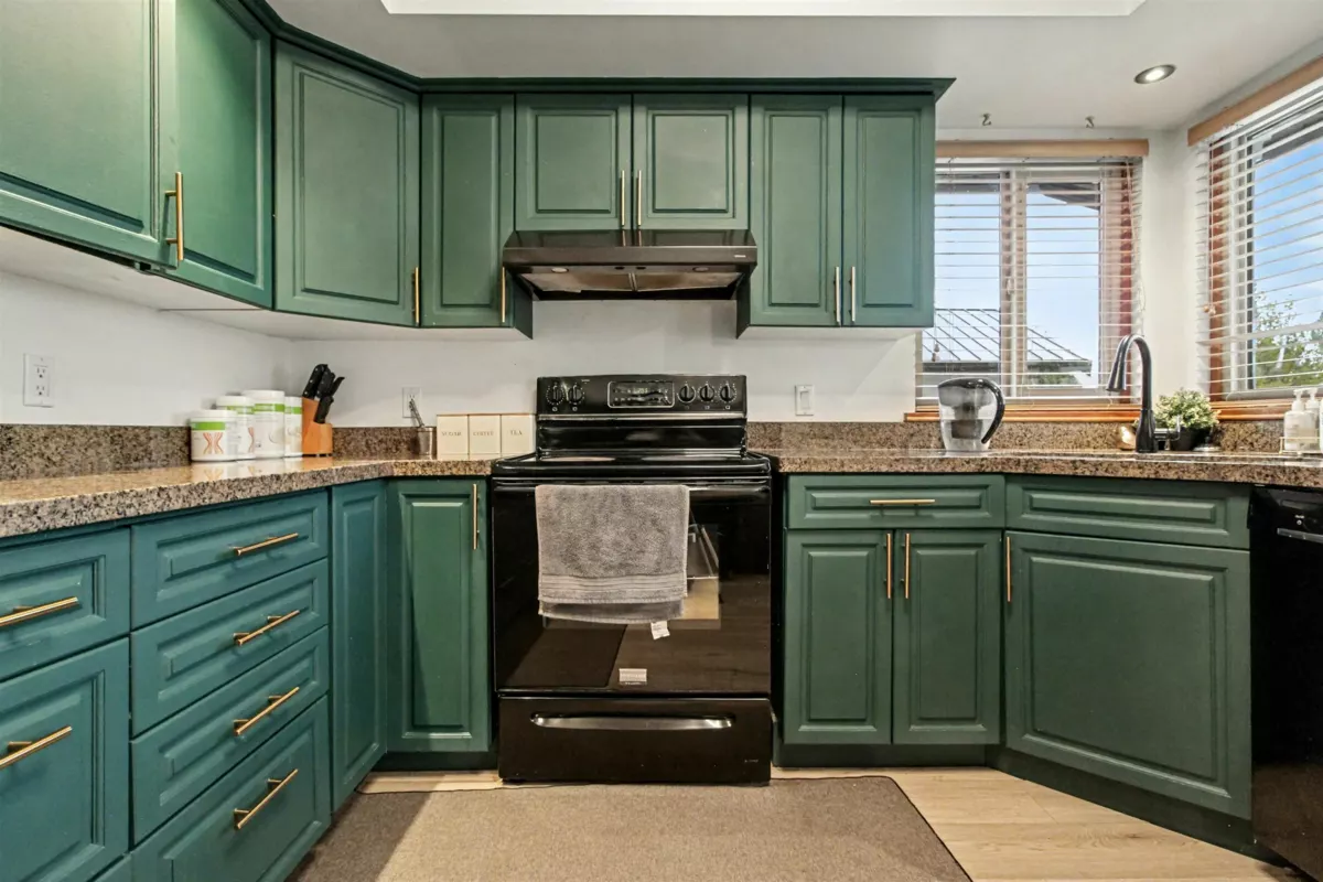 Walk-In Closet Photo of 1112 Stevens Street, White Rock, BC