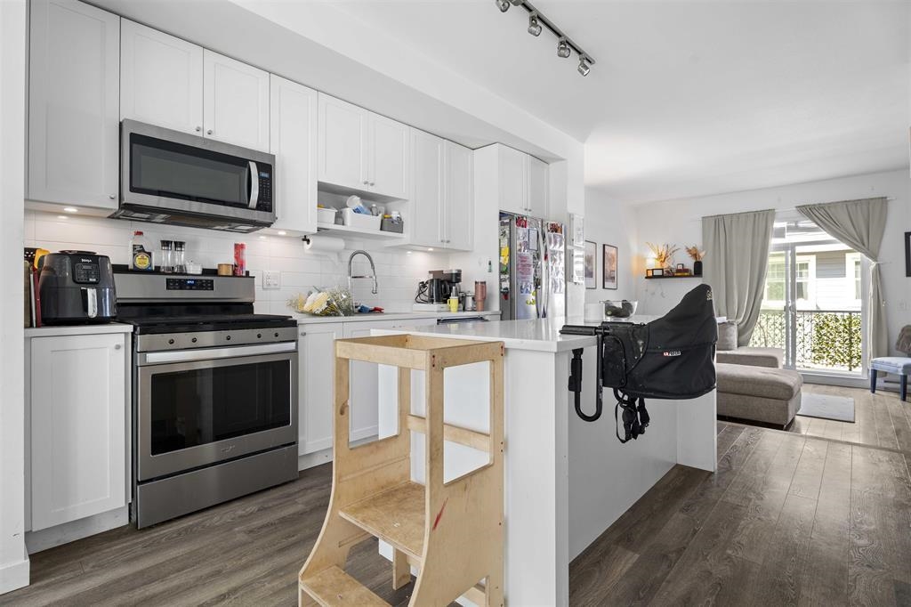 Dining Area Photo of 8 16678 25 Avenue, Surrey, BC