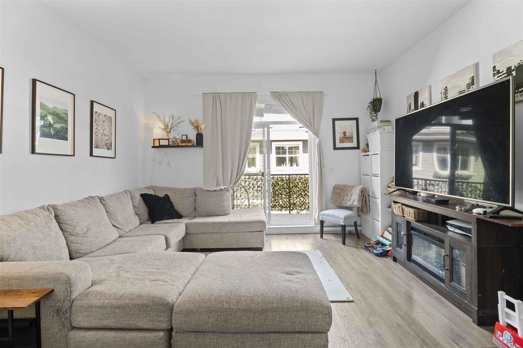 Kitchen Photo of 8 16678 25 Avenue, Surrey, BC