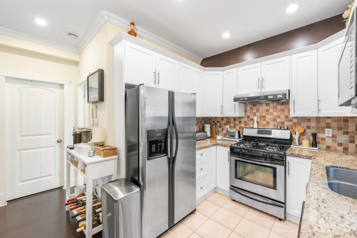 Kitchen Island Photo of 1636 E 12th Avenue, Vancouver, BC