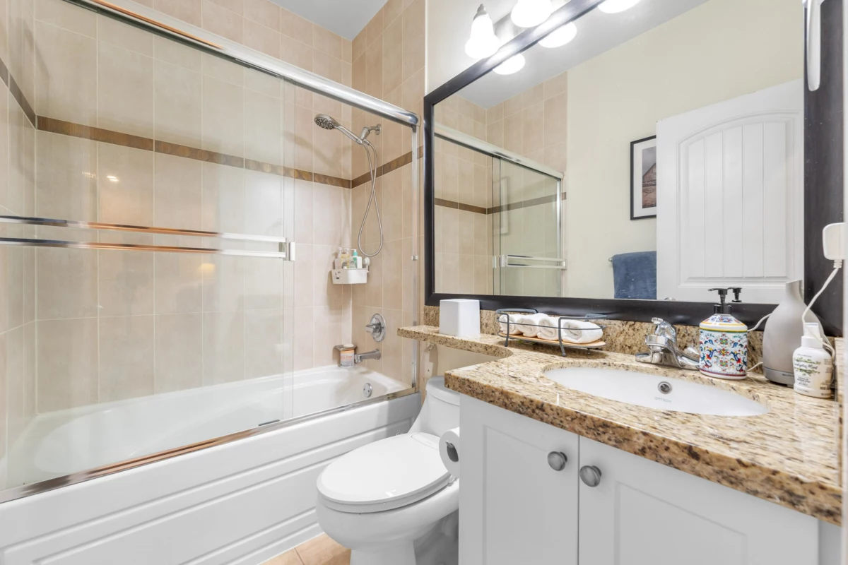 Primary Bathroom Photo of 1636 E 12th Avenue, Vancouver, BC