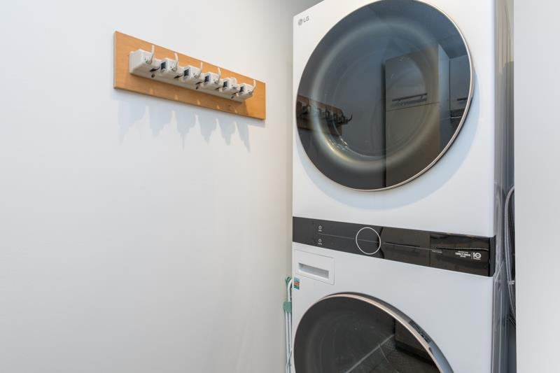 Aerial View of 803 121 Tenth Street, New Westminster, BC