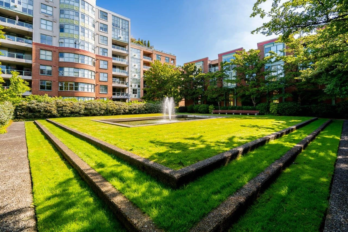 Hot Tub / Spa Photo of 408 503 W 16th Avenue, Vancouver, BC