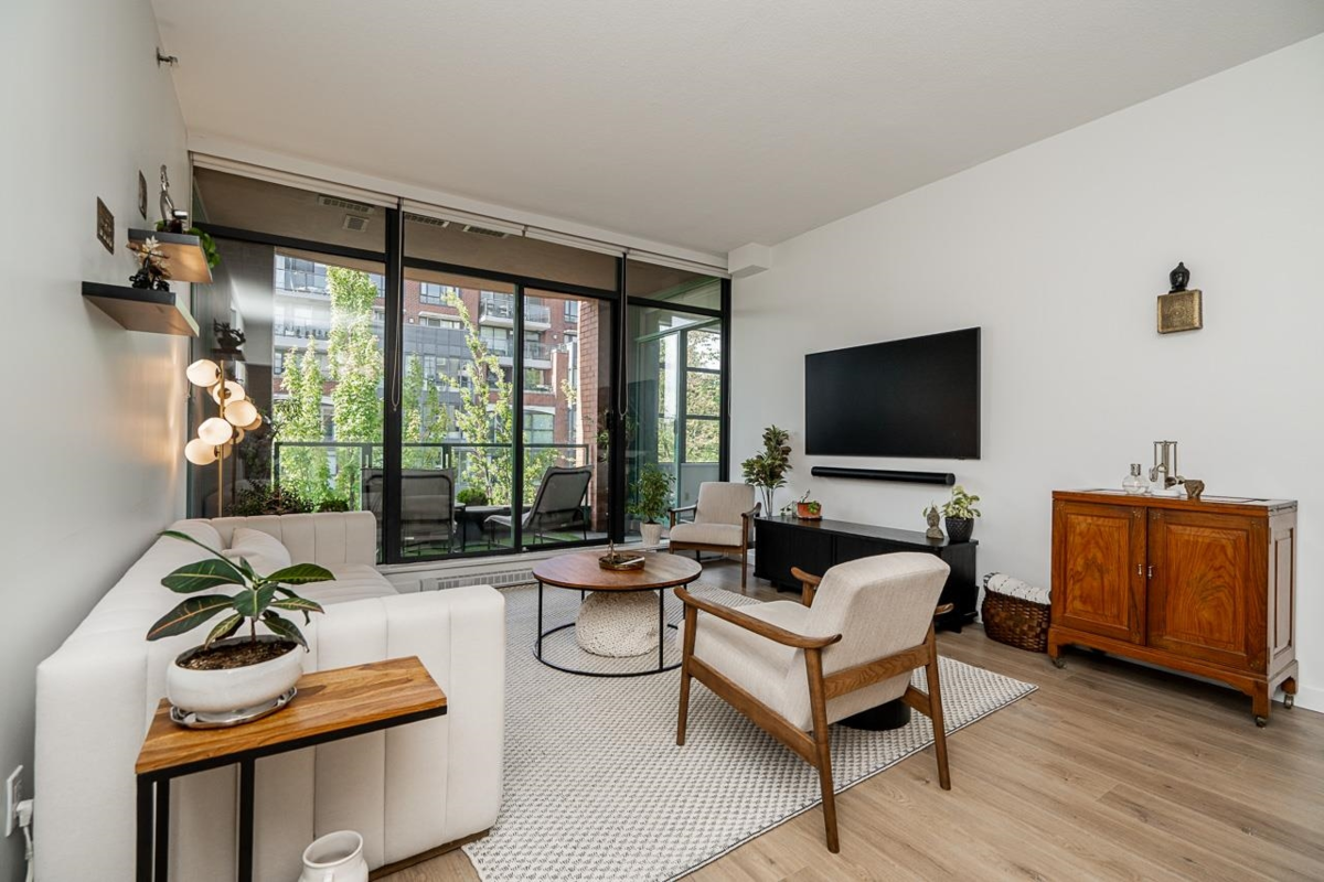 Living Room Photo of 408 503 W 16th Avenue, Vancouver, BC