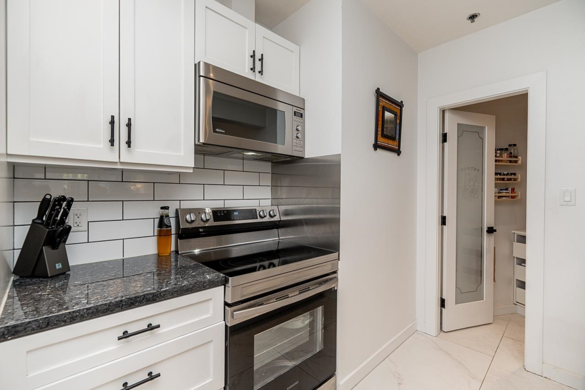 Primary Bathroom Photo of 408 503 W 16th Avenue, Vancouver, BC