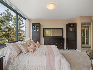 Kitchen Photo of 203 13353 108 Avenue, Surrey, BC