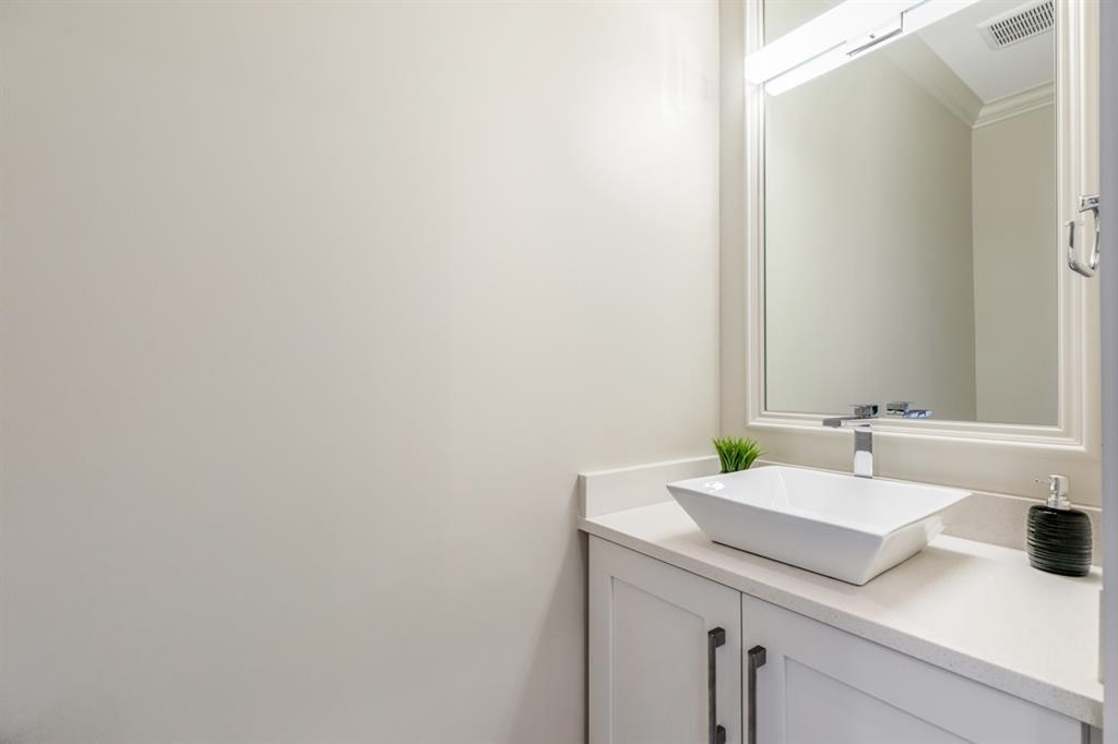 Primary Bathroom Photo of 1125 Park Drive, Vancouver, BC