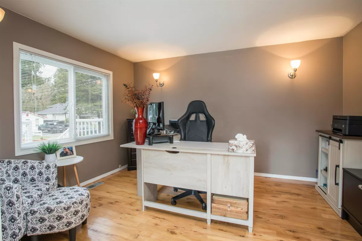 Powder Room Photo of 12122 261 Street, Maple Ridge, BC