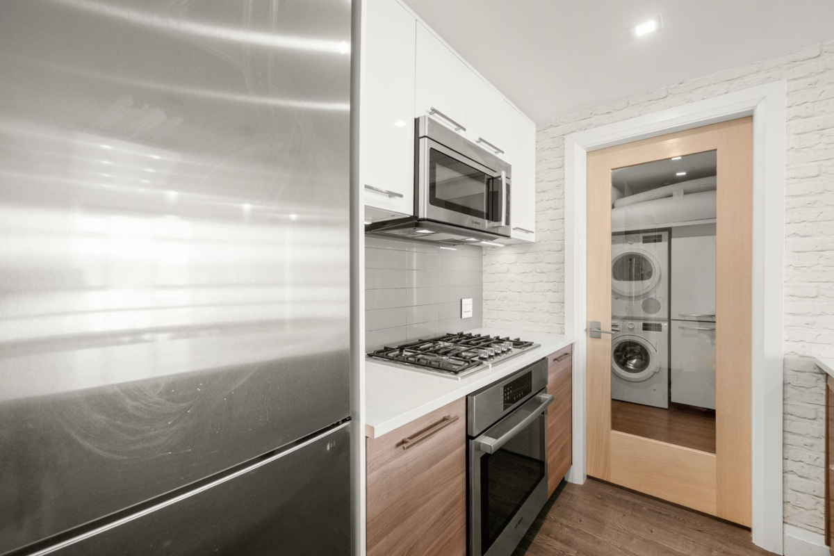 Dining Area Photo of 3705 928 Beatty Street, Vancouver, BC