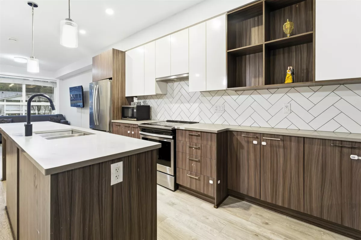 Kitchen Island Photo of 6 2505 Ware Street, Abbotsford, BC