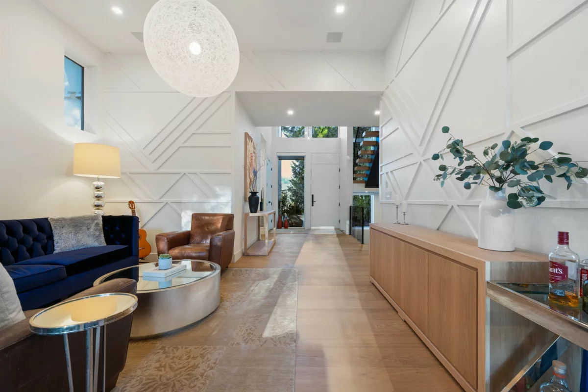 Kitchen Island Photo of 4528 Skyline Drive, North Vancouver, BC