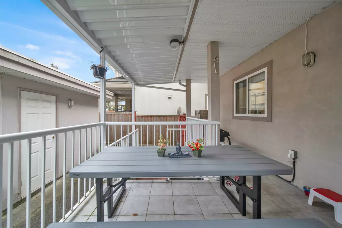 Entry Foyer Photo of 6332 125a Street, Surrey, BC