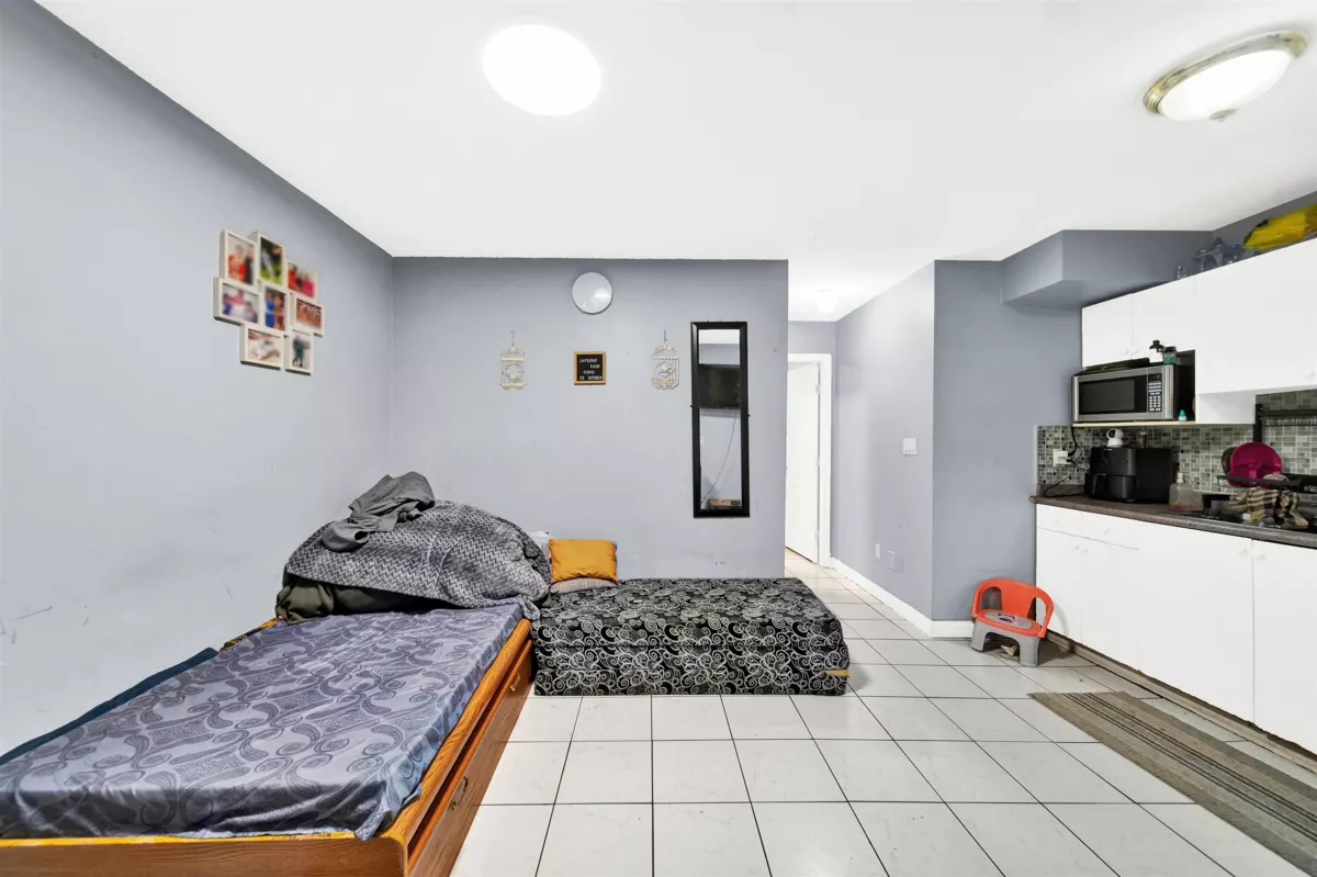 Front Yard Photo of 6332 125a Street, Surrey, BC