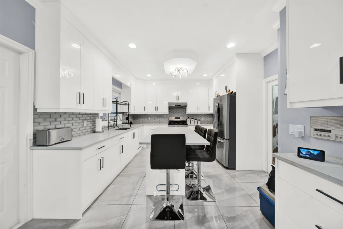 Kitchen Photo of 6332 125a Street, Surrey, BC