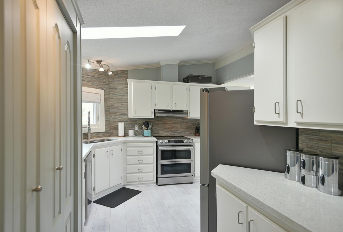 Breakfast Nook Photo of 5987 Harbour Way, Sechelt, BC