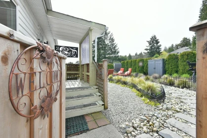 Entry Foyer Photo of 5987 Harbour Way, Sechelt, BC