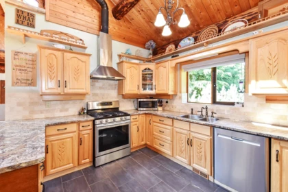Mudroom Photo of 9921 Watt Street, Mission, BC