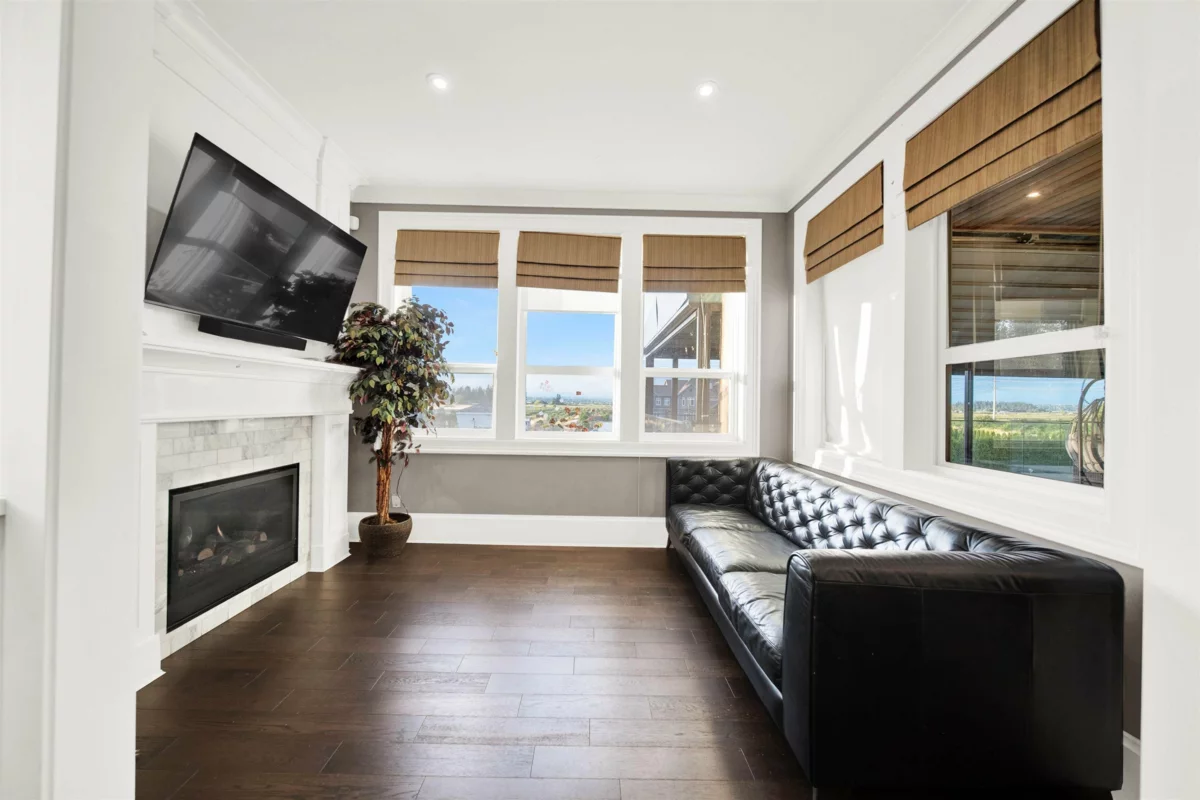 Living Room Photo of 15957 39a Avenue, Surrey, BC