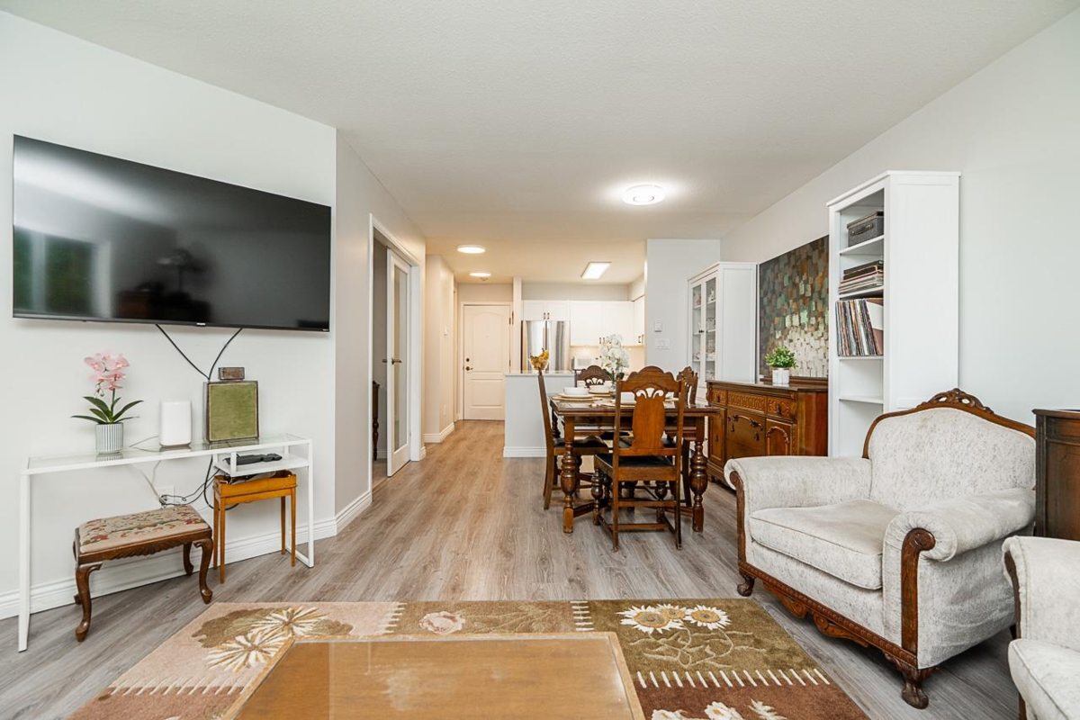 Living Room Photo of 212 15991 Thrift Avenue, White Rock, BC