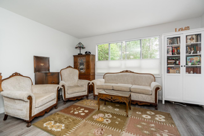 Kitchen Photo of 212 15991 Thrift Avenue, White Rock, BC