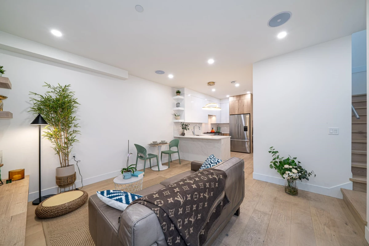 Walk-In Closet Photo of 1 369 E 16th Avenue, Vancouver, BC