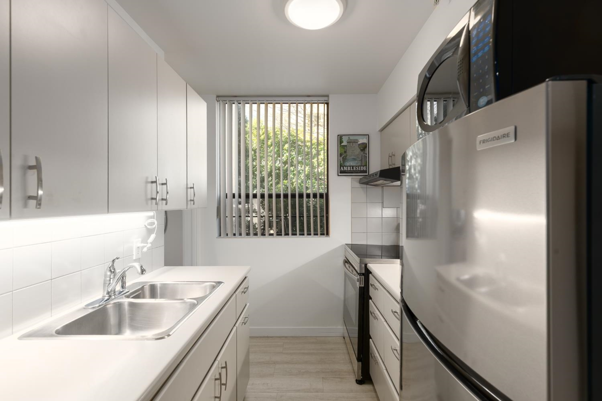 Breakfast Nook Photo of 101 1737 Duchess Avenue, West Vancouver, BC