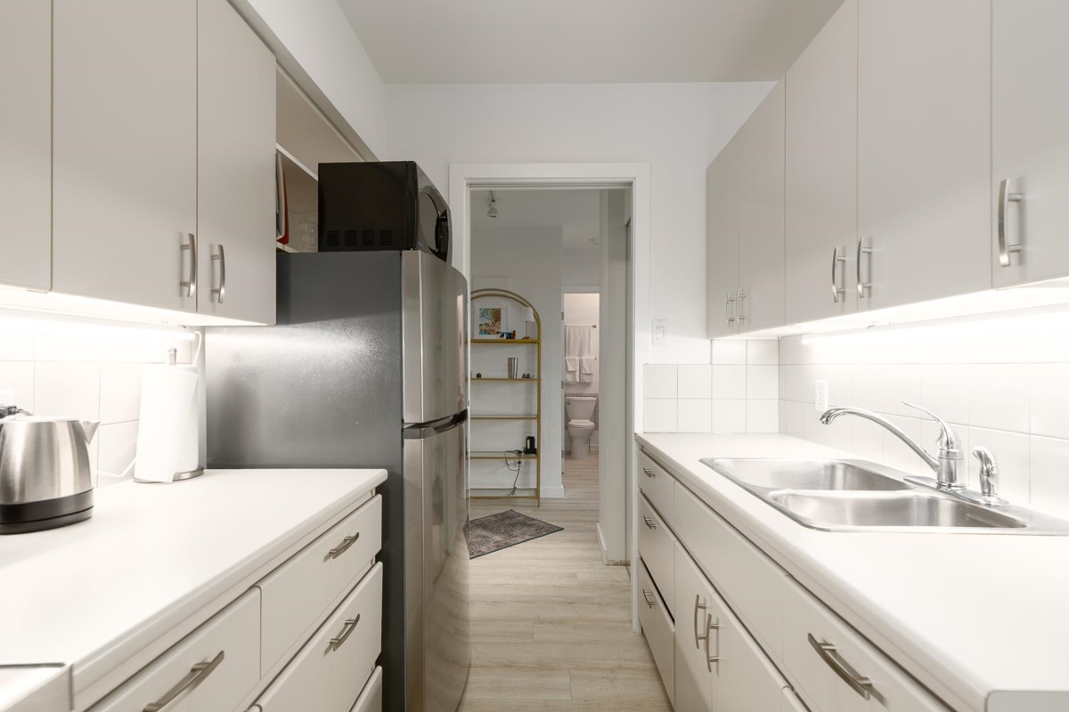 Primary Bedroom Photo of 101 1737 Duchess Avenue, West Vancouver, BC