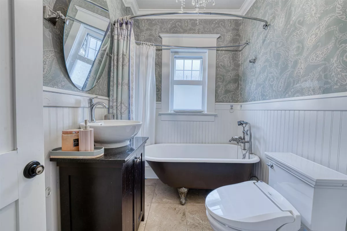 Guest Bathroom Photo of 1987 W 37th Avenue, Vancouver, BC