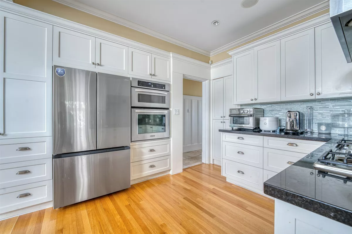 Walk-In Closet Photo of 1987 W 37th Avenue, Vancouver, BC