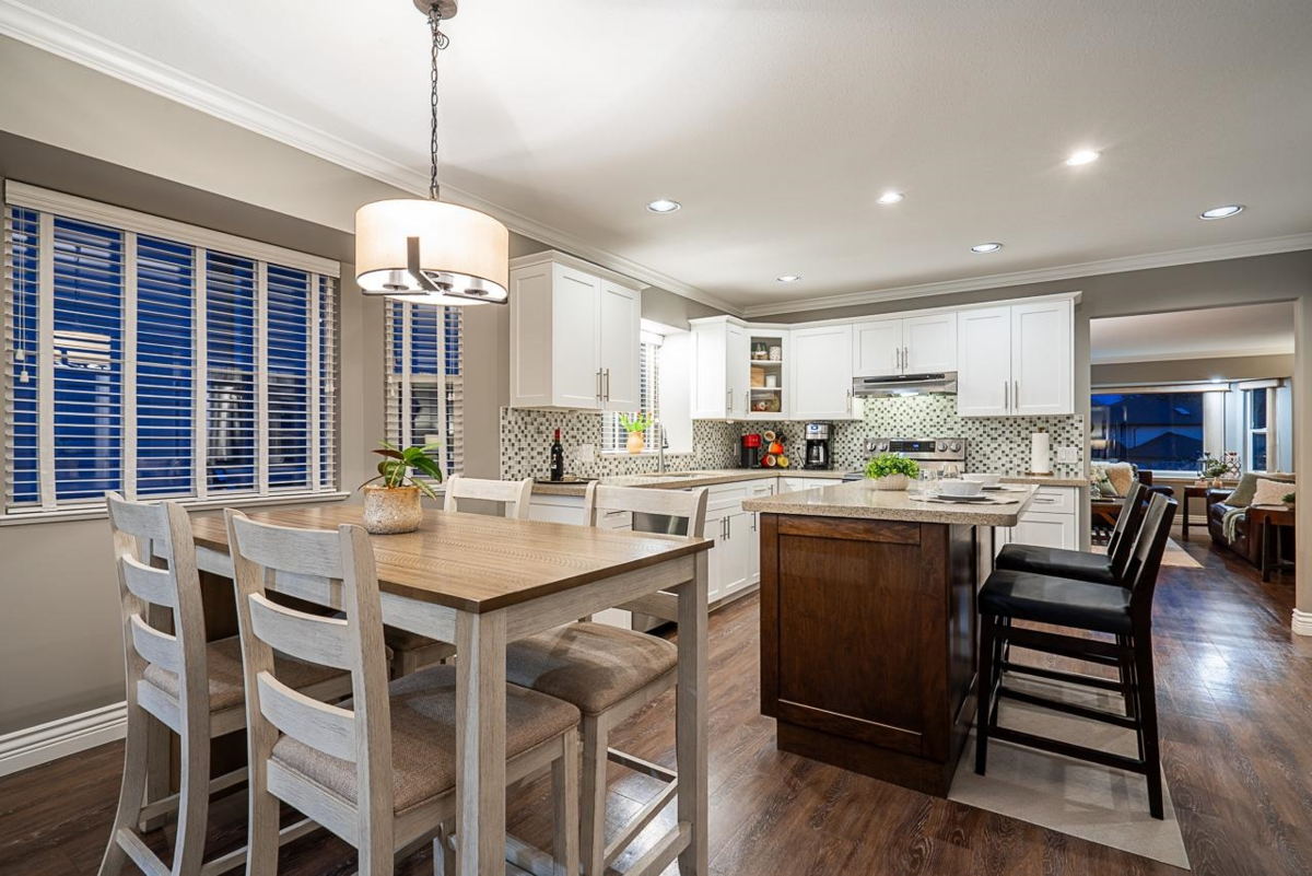 Living Room Photo of 26859 24a Avenue, Langley, BC