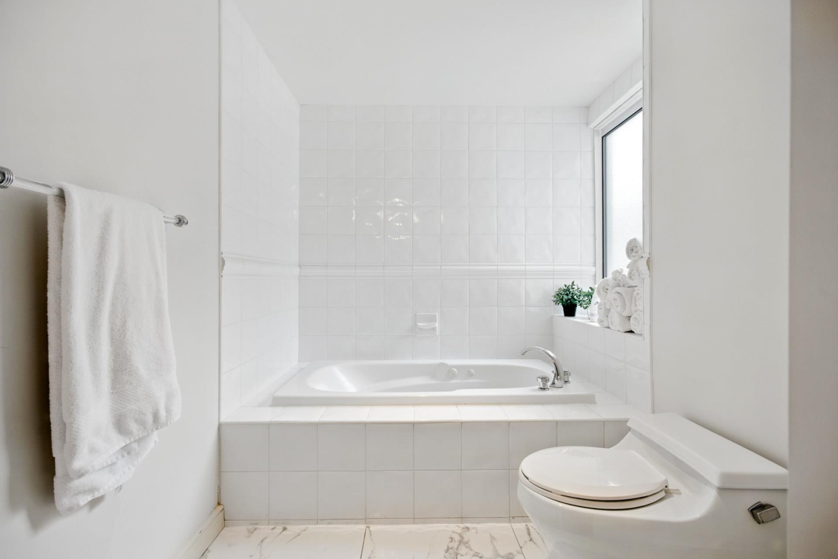 Primary Bathroom Photo of 3B 1403 Beach Avenue, Vancouver, BC