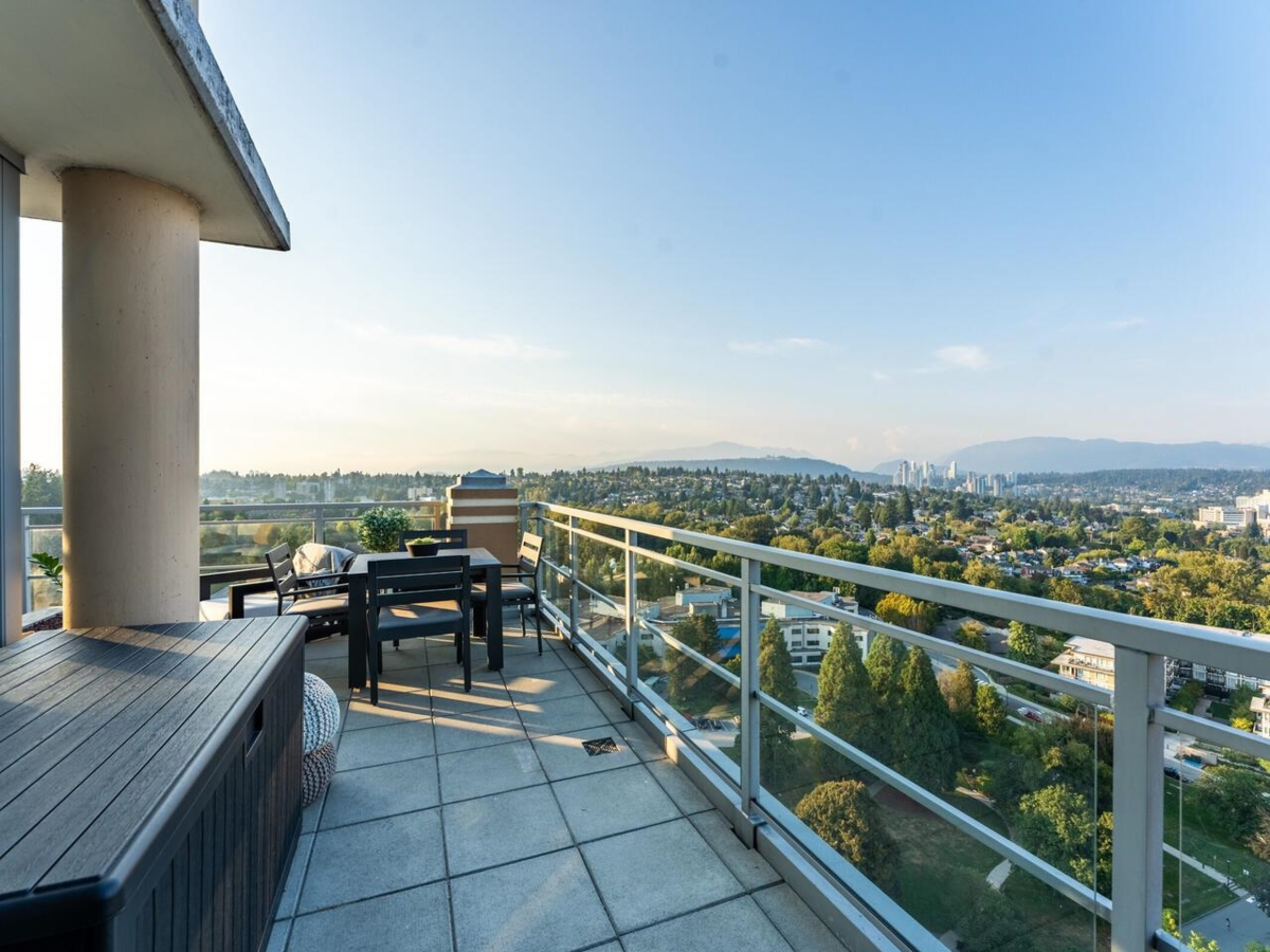Entry Foyer Photo of 2301 280 Ross Drive, New Westminster, BC