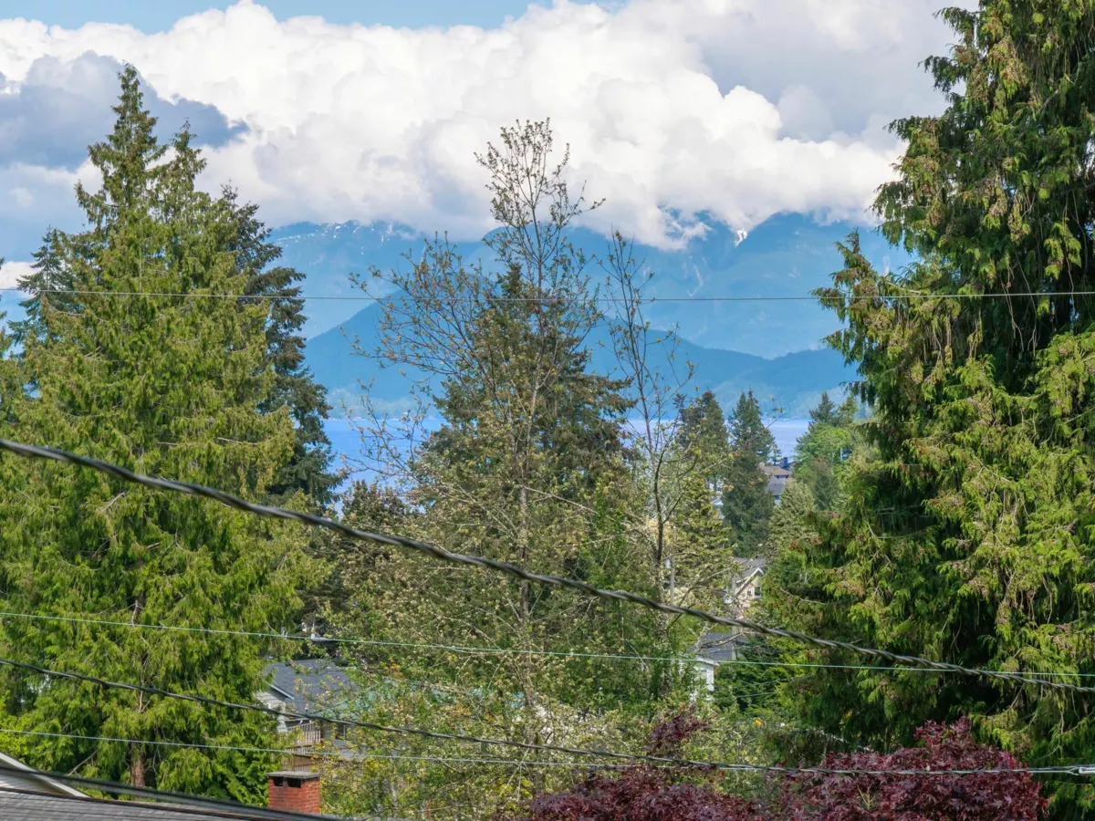 Entry Foyer Photo of 642 Gower Point Road, Gibsons, BC