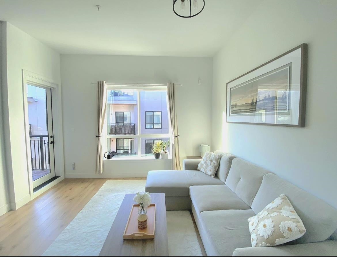 Living Room Photo of 628 55 Klahanie Drive, Port Moody, BC