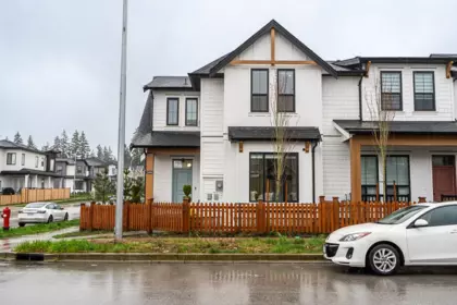 20484 76 Avenue, Langley, BC, Langley — Row House (Non-Strata) for sale